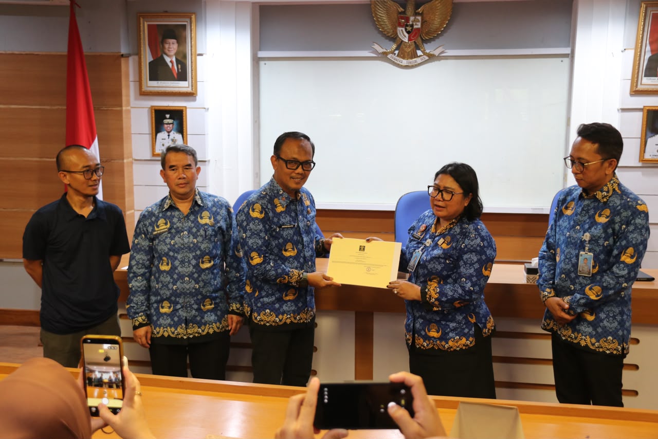 Asisten Administrasi Umum Setda Garut, Margiyanto (kiri), secara resmi menerima berkas kelengkapan Sertifikat Indikasi Geografis (IG) Minyak Akar Wangi Garut dari Kadiv Pelayanan Hukum Kanwil Kemenkumham Jabar, Hemawati BR Pandia (kanan), di Ruang Rapat Wakil Bupati Garut, Kamis (17/9/2026). 