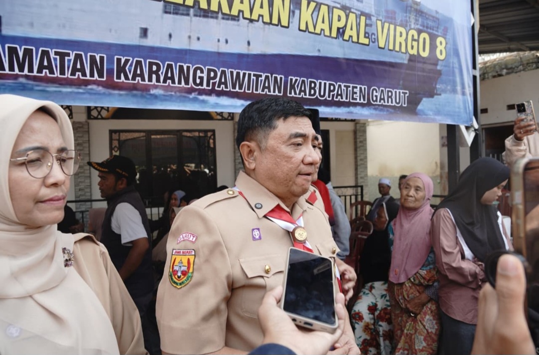Bupati Garut, Abdusy Syakur Amin, memberikan keterangan kepada wartawan terkait pemulangan korban karamnya Kapal Virgo di Laut Jawa.