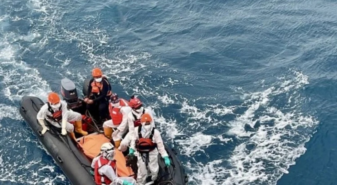 Evakuasi korban KMP Virgo Transport 8 yang karam di Laut Jawa.