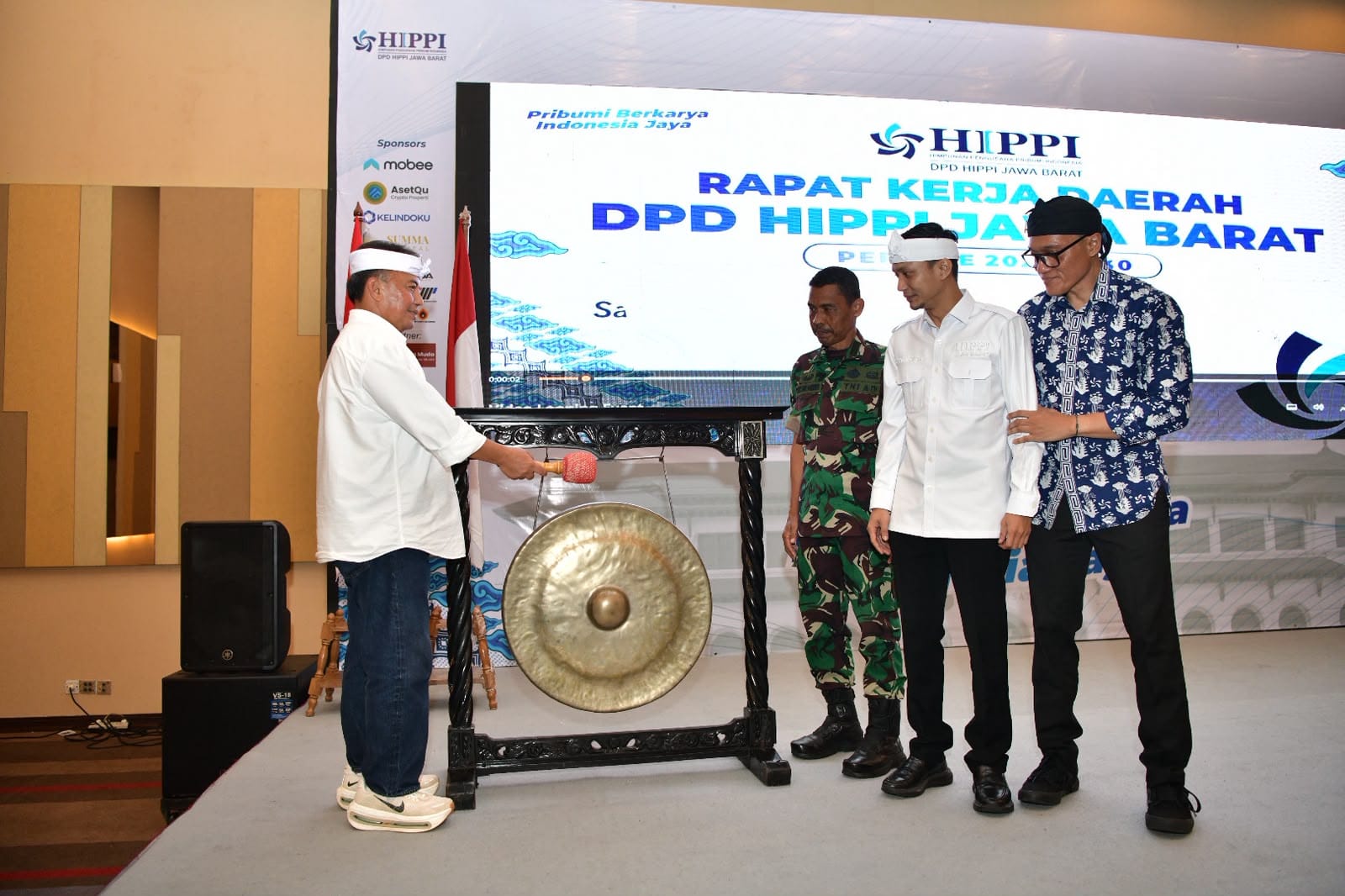 Sekretaris Daerah Jawa Barat, Herman Suryatman (kiri), memukul gong untuk secara resmi membuka Rapat Kerja Daerah (Rakerda) DPD HIPPI Jawa Barat Masa Bakti 2025-2030 di Hotel Horison, Kota Bekasi, pada Senin sore.