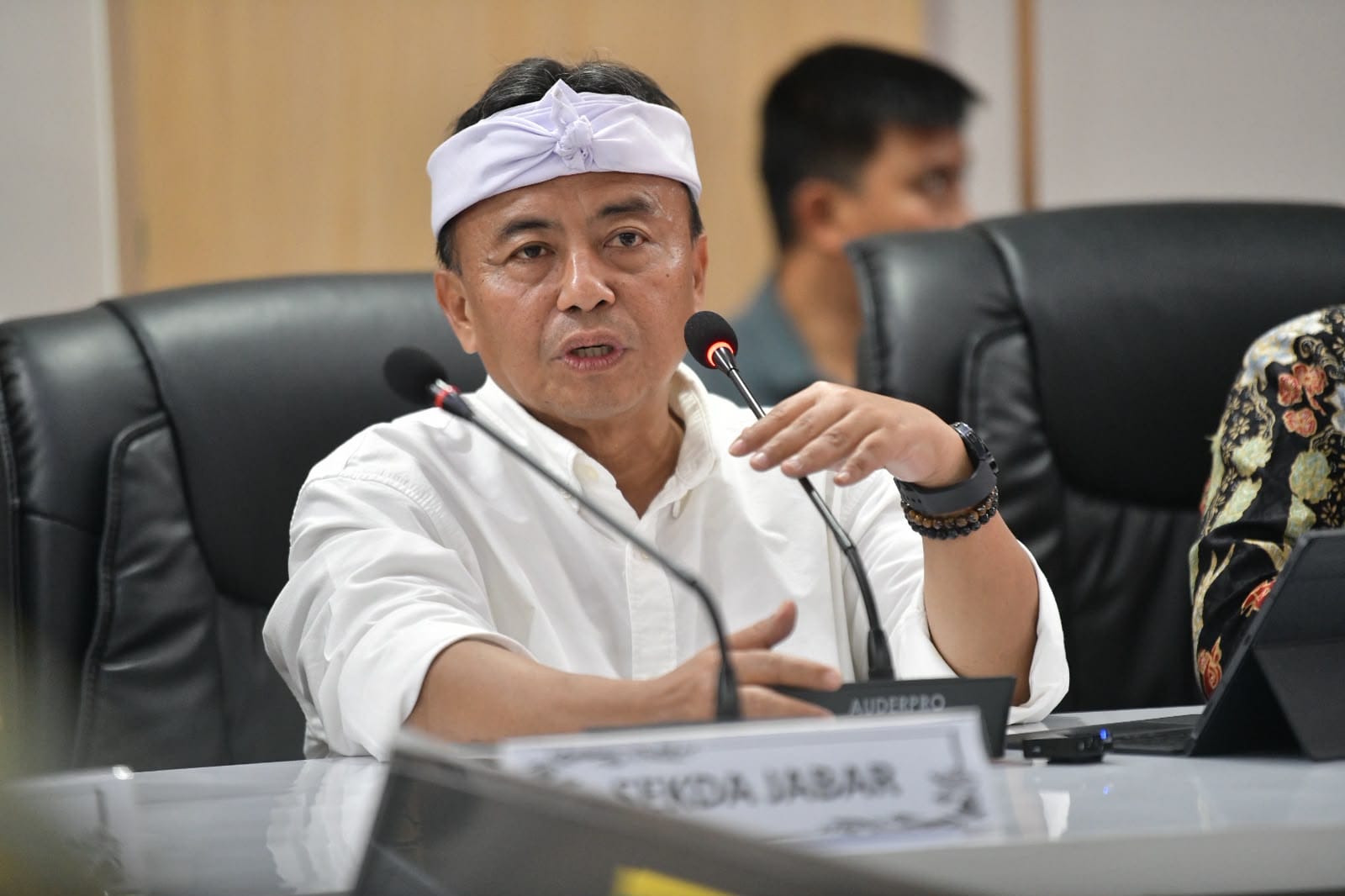 Sekretaris Daerah Provinsi Jawa Barat Herman Suryatman memberikan arahan dalam pertemuan Joint Steering Committee (JCC) terkait kerja sama pengembangan kawasan Rebana Metropolitan bersama Japan International Cooperation Agency (JICA) di Ruang Graha Sawala, Gedung Ali Wardhana, Kementerian Koordinator Bidang Perekonomian, Jakarta, Selasa (29/9/2026).