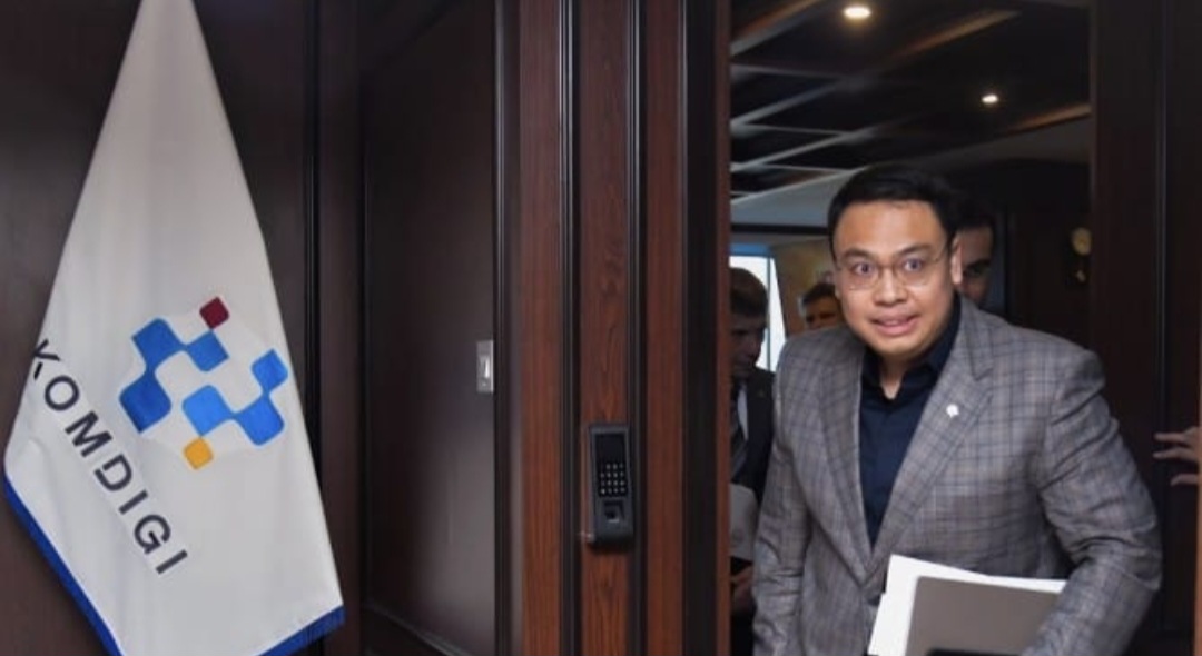Wakil Menteri Komunikasi dan Digital (Wamenkomdigi) Angga Raka Prabowo berjalan usai memberikan keterangan resmi terkait beredarnya dokumen palsu rencana pemadaman internet nasional di Jakarta Pusat, Kamis (24/9/2026).