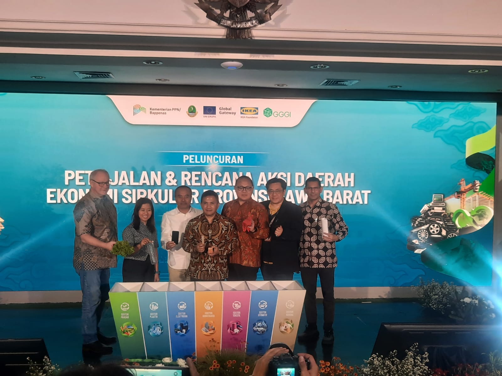 Jajaran pejabat Kementerian PPN/Bappenas, Pemprov Jawa Barat, dan GGGI berfoto bersama saat meresmikan Rencana Aksi Daerah (RAD) Ekonomi Sirkular serta Program FLOWER 2025–2045 di Kantor Bappeda Jabar, Bandung, Selasa (29/9/2026).