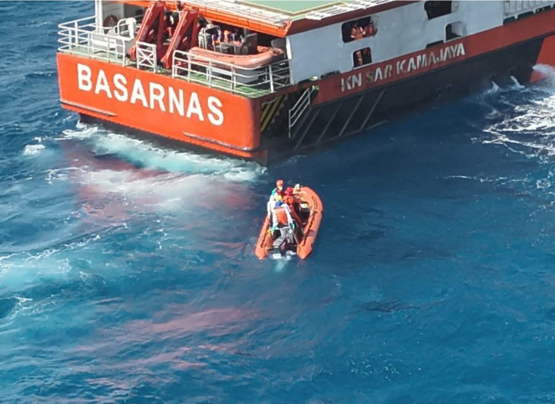 Penyelam Basarnas menemukan korban Kapal Virgo Transport 8 yang tenggelam di Laut Jawa.