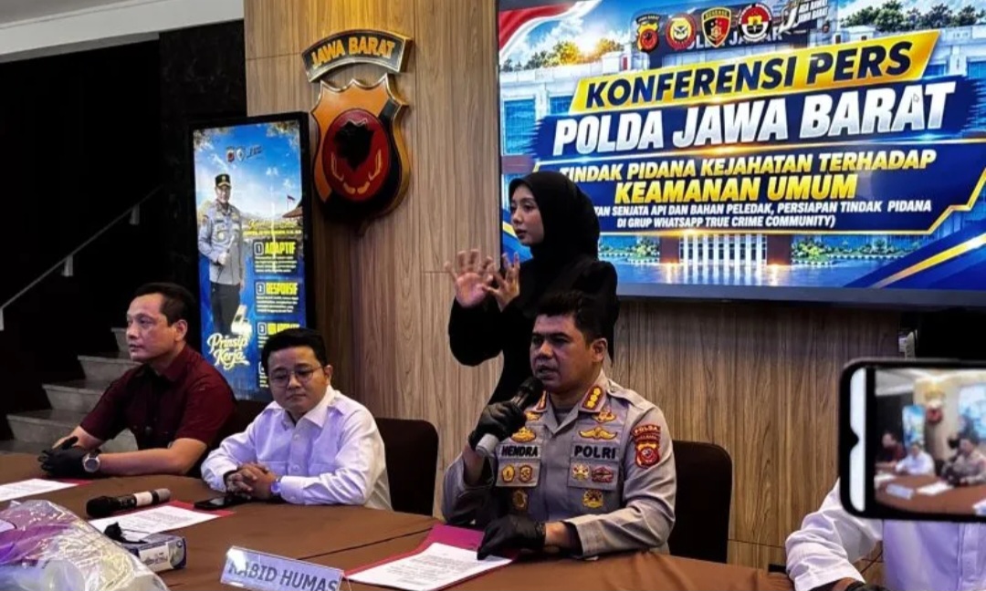 Kabid Humas Polda Jawa Barat Kombes Pol Hendra Rochmawan saat ungkap kasus pemuda yang diduga merakit senjata api dan memproduksi bahan peledak di Mapolda Jabar, Kota Bandung, Kamis (17/9/2026). 