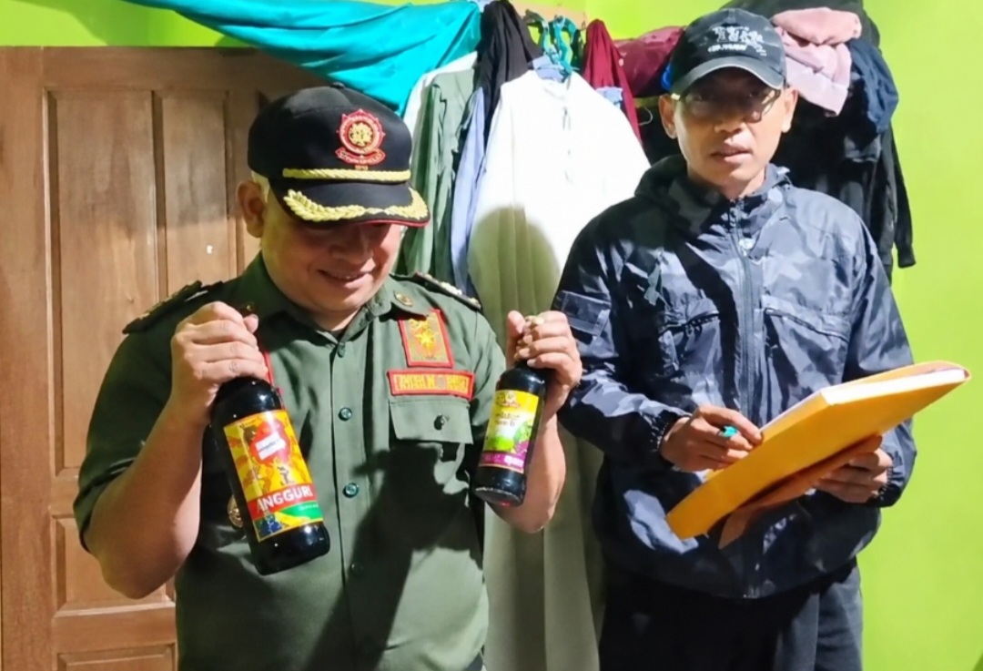 Petugas hanya menemukan dua botol miras dalam razia miras dan obat-obat ilegal yang dilaksanakan terhadap rumah seorang warga Desa Cisewu, Kecamatan Cisewu, Kabupaten Garut.