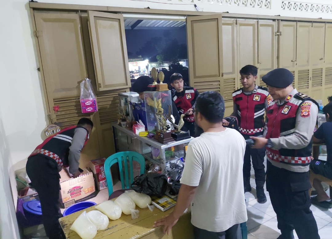 Operasi Miras di Garut, Polisi Sita Puluhan Botol Alkohol Ilegal dan Tuak dari Enam Pedagang