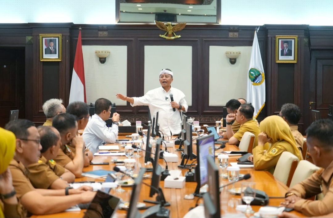 Sekda Jabar Herman Suryatman memberikan arahan dalam Rakor Asisten Perekonomian dan Pembangunan (Ekbang) se-Jawa Barat di Gedung Sate, Bandung (21/9/2026).