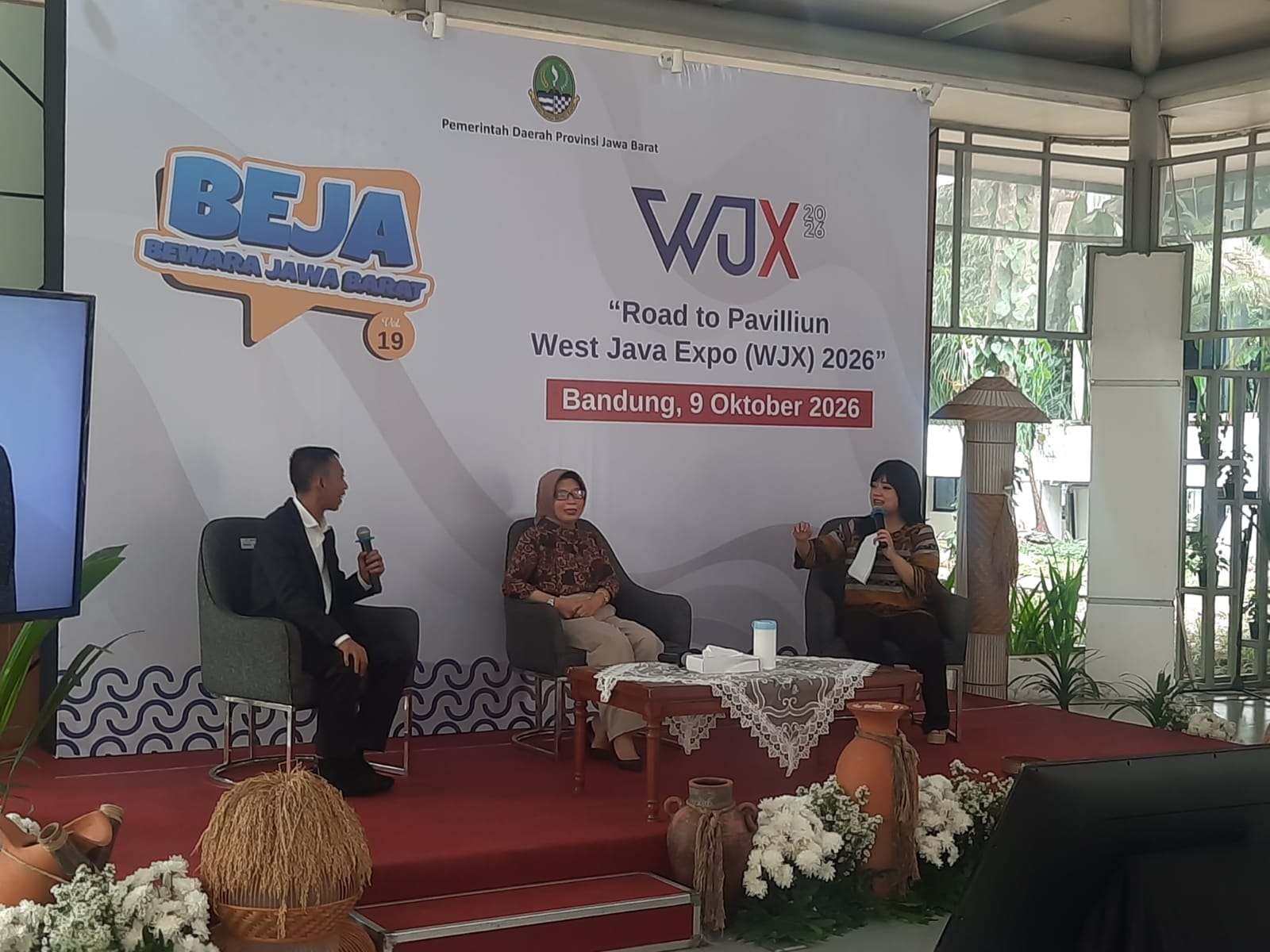 Suasana kegiatan Bewara Jabar (Beja) Vol.19 Road To Pavilliun West Java Expo (WJX) 2026 yang mengangkat tema persiapan keikutsertaan UMKM Jawa Barat di Gedung Sate, Bandung, Jumat (9/10/2026).)