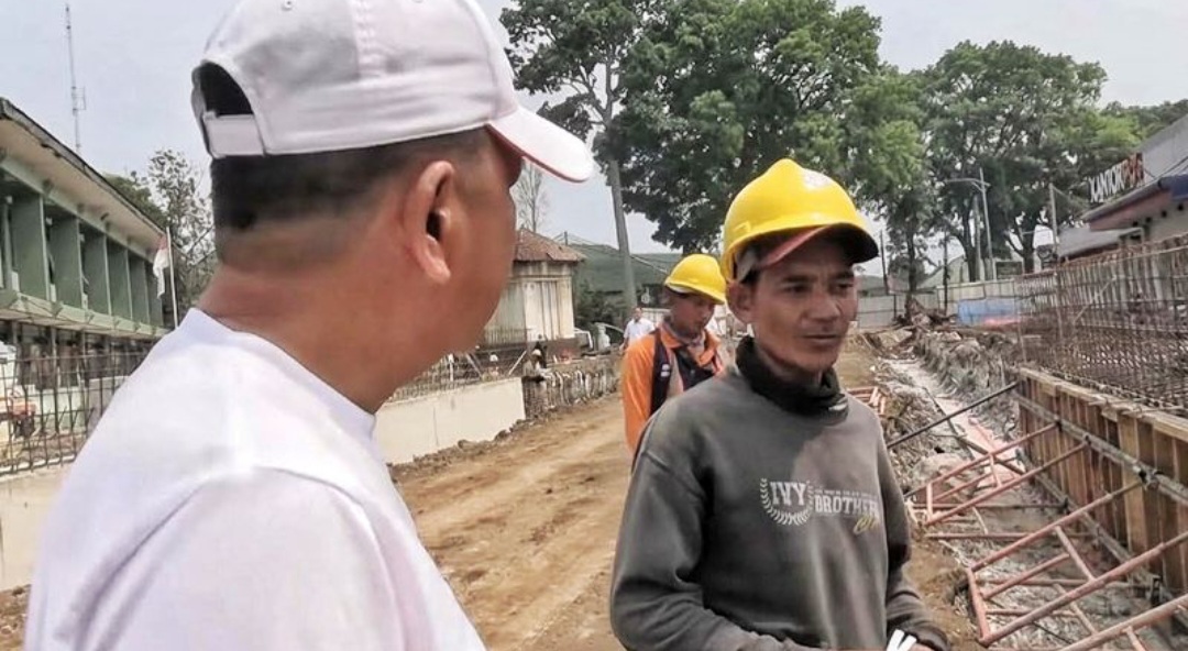 Gubernur Jabar Dedi Mulyadi berdialog langsung dengan pekerja saat melakukan inspeksi mendadak (sidak) proyek pembangunan underpass di Jalan Gatot Subroto, Kota Cimahi, Senin (12/10/2026). Dalam sidak tersebut, KDM menemukan adanya pemotongan upah pekerja.