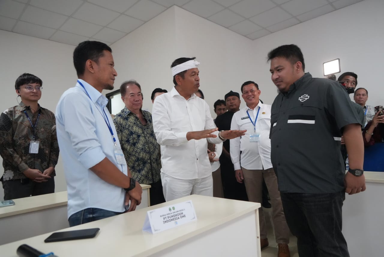 Gubernur Jawa Barat Dedi Mulyadi berbincang dengan perwakilan perusahaan peserta bursa kerja daring disaksikan jajaran pejabat Pemprov Jabar,
