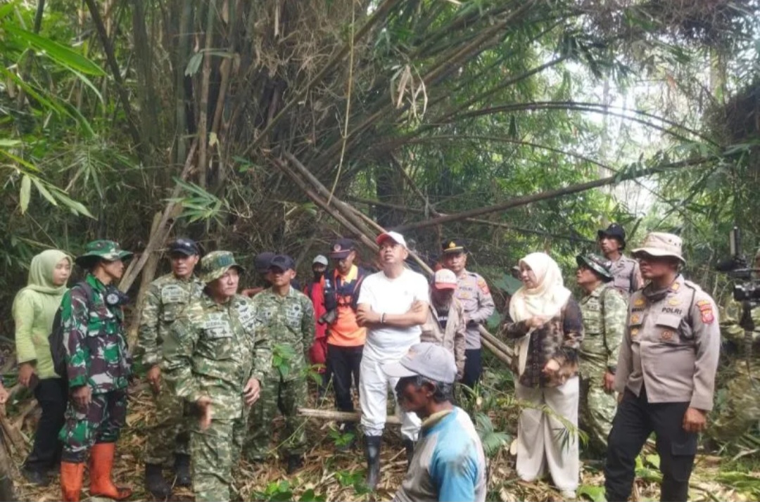 Gubernur Jawa Barat Dedi Mulyadi memimpin koordinasi pemadaman Karhutla Gunung Ciremai, Kabupaten Kuningan, Jawa Barat, Kamis 22 Oktober 2026.