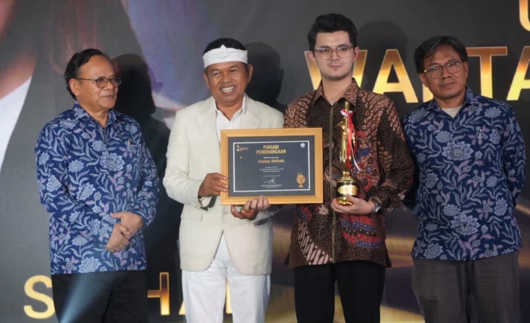 Gubernur Jawa Barat Dedi Mulyadi (kedua dari kiri) saat menghadiri acara Anugerah Dewan Pers 2026 di Hall Dewan Pers, Jakarta, Rabu (28/10/2026). 