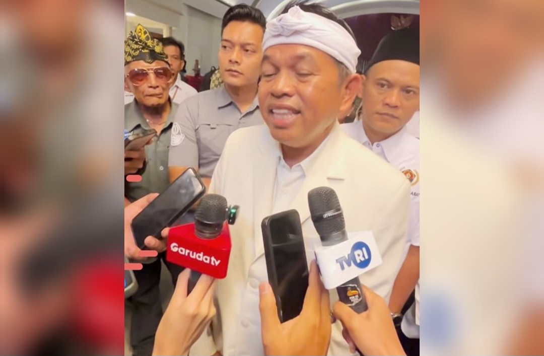 Gubernur Jawa Barat Dedi Mulyadi saat memberikan keterangan pers terkait penghentian sementara pembangunan pusat data AI di Jatiluhur di Kota Bandung, Jumat (2/10/2026). 