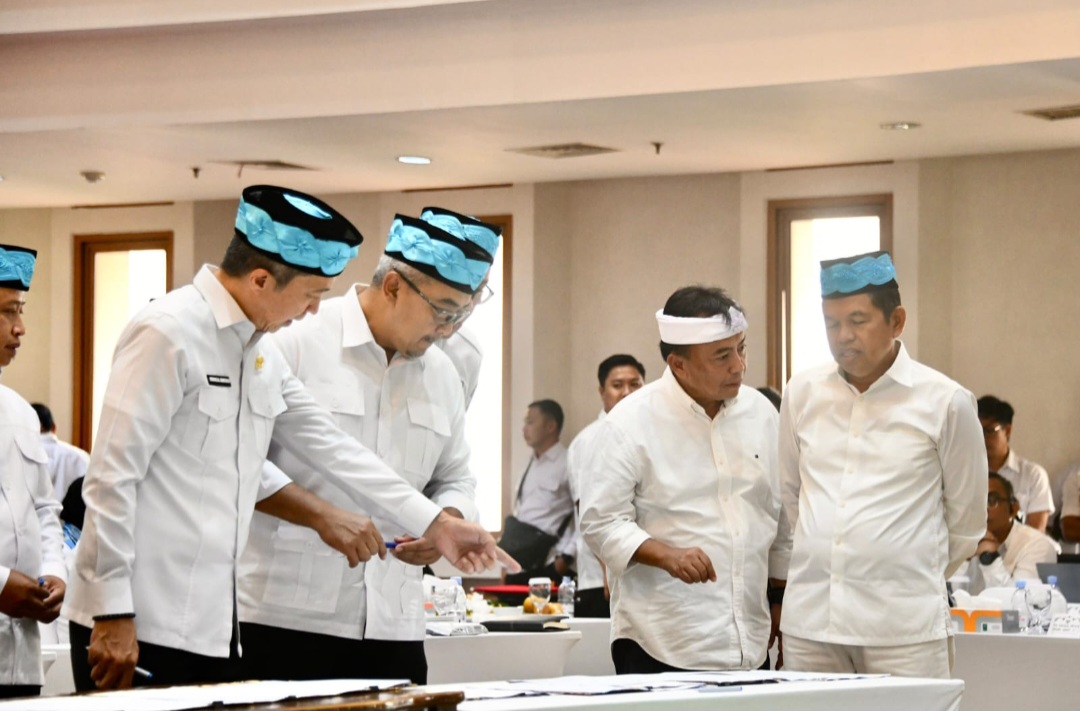 Gubernur Jawa Barat Dedi Mulyadi (kanan) menyaksikan prosesi penandatanganan Perjanjian Kerja Sama Layanan antara Pemprov Jawa Barat dengan jajaran direksi RSUD, rumah sakit pemerintah pusat, dan rumah sakit swasta di Kantor Wali Kota Depok, Jawa Barat, Rabu (7/10/2026). 