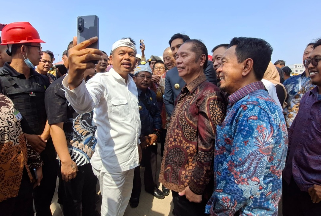 Gubernur Jawa Barat Dedi Mulyadi didampingi Kepala Dinas Tenaga Kerja dan Transmigrasi (Disnakertrans) Jabar I Gusti Agung Kim Fajar (kedua dari kiri) memantau bursa kerja online di PT Food Packaging Jaya, Kawasan Industri Losarang, Kabupaten Indramayu, Jumat (16/10/2026).
