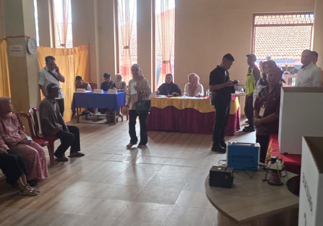 Pelaksanaan Pemilihan Kepala Desa (Pilkades) melalui penerapan sistem pemungutan suara elektronik digital atau eldigi di Kabupaten Sumedang, Jawa Barat, Rabu, 28 Oktober 2026.