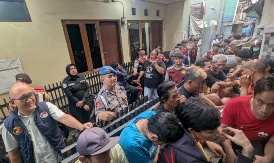 Satresnarkoba Polrestabes Bandung menggerebek kawasan Saritem, Jumat (9/10/2026). Polisi menemukan sabu, ekstasi, dan obat keras terbatas.