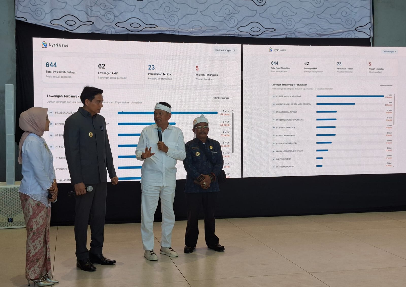Gubernur Jawa Barat Dedi Mulyadi dan Bupati Indramayu Lucky Hakim melakukan live streaming mengenai lapangan kerja.