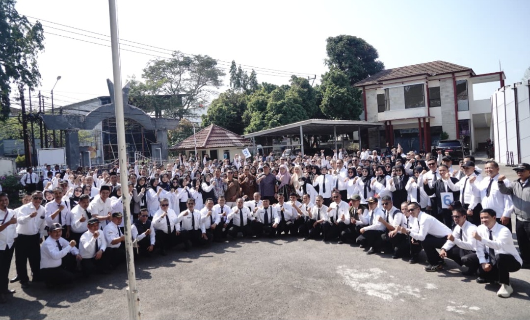 Bupati Garut Abdusy Syakur Amin foto bersama para peserta Diklat BCKS 2026 usai prosesi pelepasan di halaman Kantor Dinas Pendidikan Kabupaten Garut. 