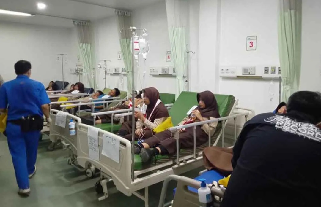 Sebanyak 103 siswa SMPN 2 Cisarua Bogor diduga keracunan MBG.