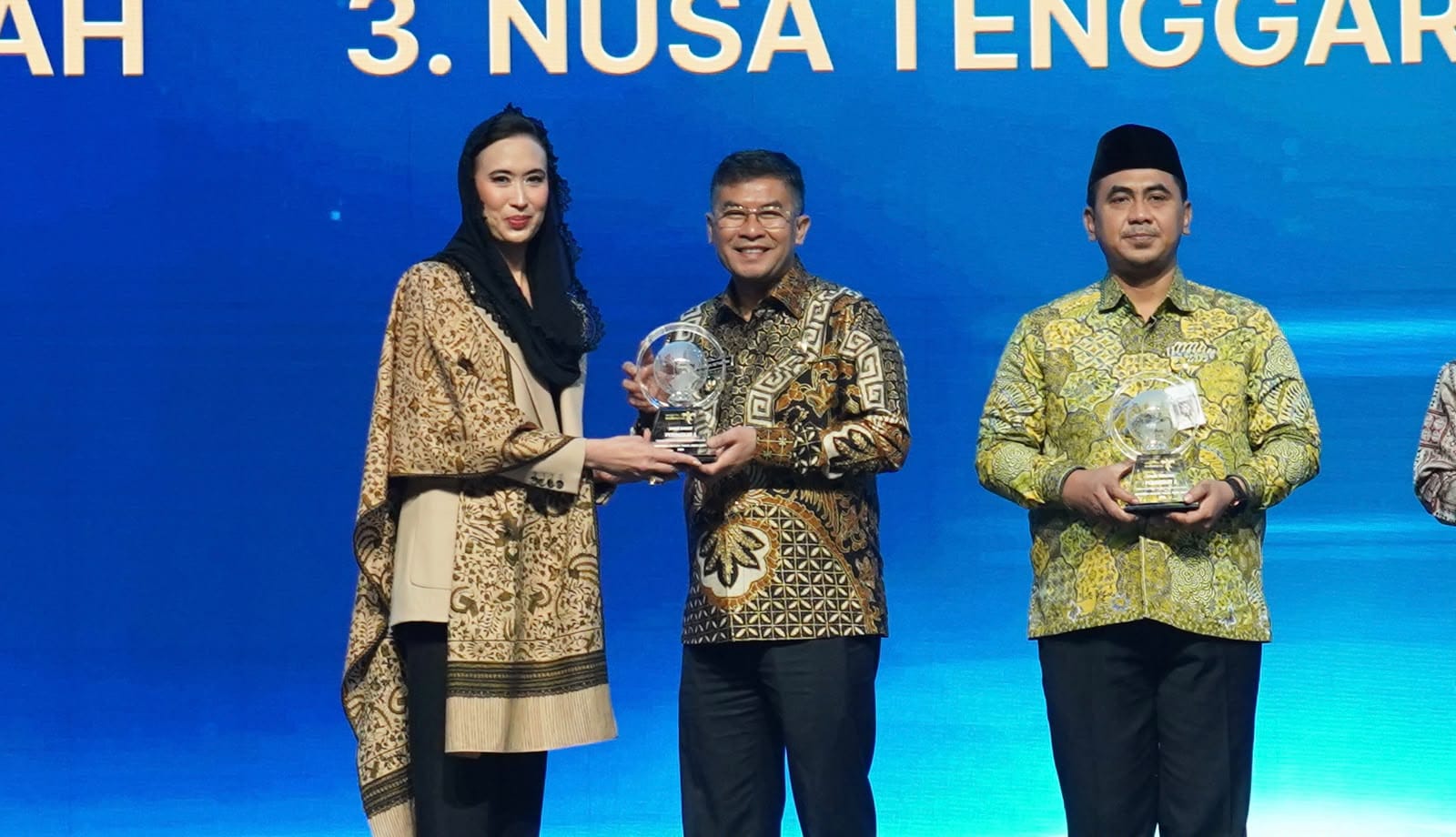 Menteri Pariwisata RI, Widiyanti Putri Wardhana (kiri), menyerahkan penghargaan Indonesia Muslim Travel Index (IMTI) 2026 kepada Wakil Gubernur Jawa Barat, Erwan Setiawan (tengah), dalam rangkaian acara Indonesia Sharia Economic Festival (ISEF) 2026 di Jakarta International Convention Center (JICC), Jumat (16/10/2026).