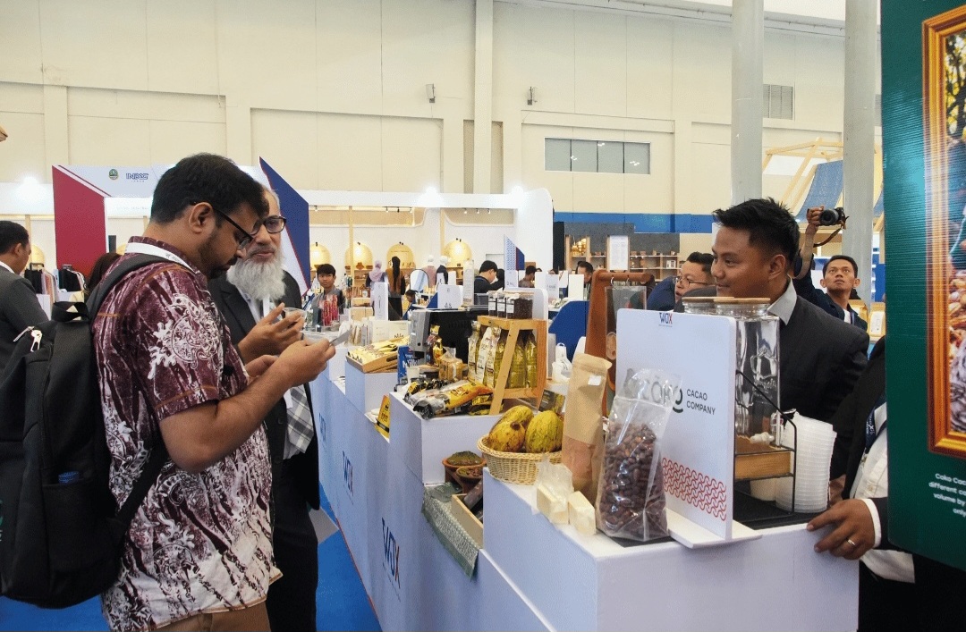 Suasana antusiasme pengunjung saat mendatangi anjungan atau paviliun pelaku usaha Jawa Barat dalam ajang West Java Expo (WJX) 2026 di ICE BSD City, Kabupaten Tangerang, Banten. Sektor makanan, minuman, dan produk perkebunan unggulan Jabar mendominasi perhatian pembeli domestik hingga mancanegara. 