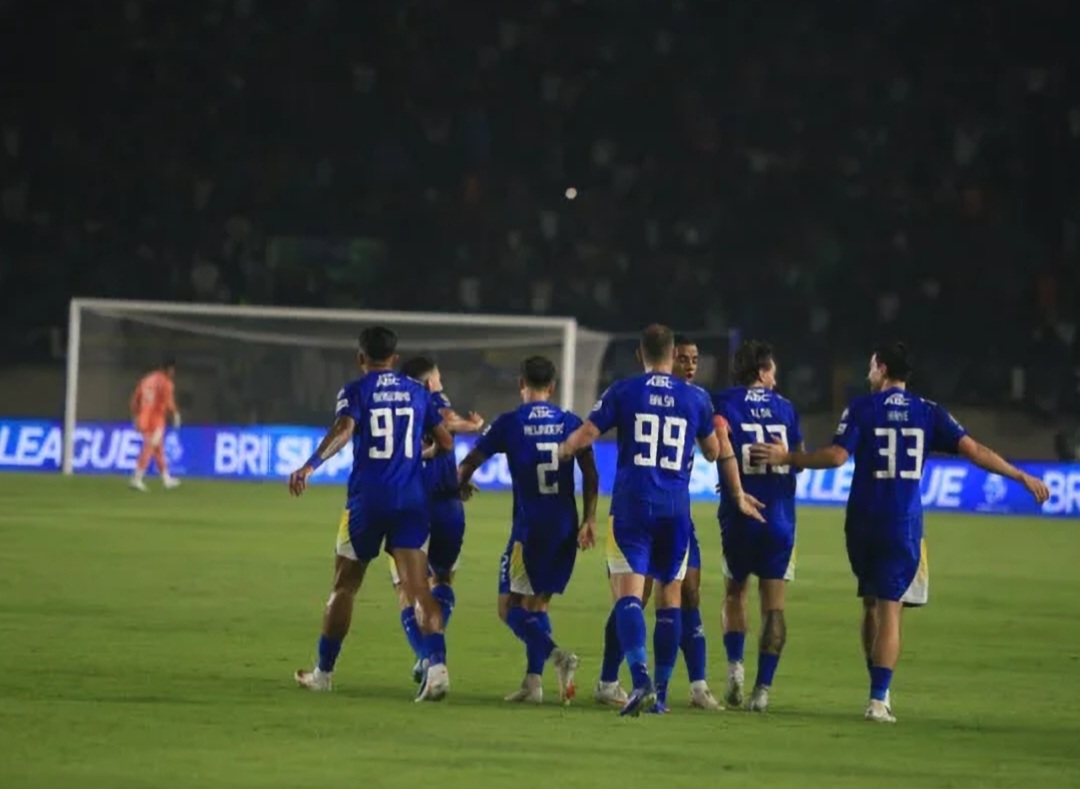 Para pemain Persib Bandung merayakan gol balasan ke gawang Dewa United di Stadion si Jalak Harupat, Soreang, Kabupaten Bandung, Minggu (11/10) malam. Kedua tim bermain imbang 2-2.