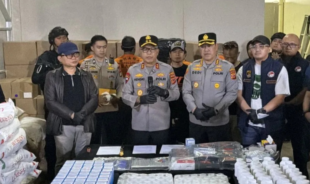 Kapolda Jawa Barat Irjen Pol Hengki saat ungkap pabrik obat keras ilegal di kawasan Pergudangan Bizpark, Kopo, Kota Bandung, Minggu (18/10/2026). 