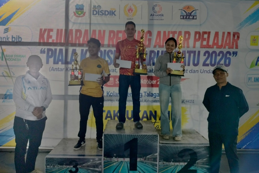 Para perenang naik podium untuk menerima penghargaan kejuaraan renang Piala Kadisdik Garut I tahun 2026.
