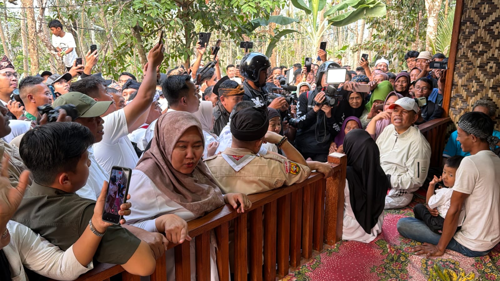 Gubernur Jawa Barat Dedi Mulyadi (bertopi putih) berdialog langsung dengan warga Desa Kaso, Kecamatan Tambaksari, Kabupaten Ciamis, di sela-sela kegiatan Abdi Nagri Ngaprak Lembur #2 yang berfokus pada penanganan Rumah Tidak Layak Huni (Rutilahu), Rabu (14/10/2026).