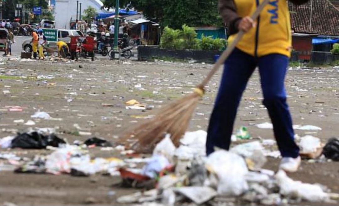 ILUSTRASI -- Petugas pemberih sampah.