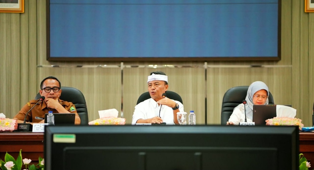 Sekretaris Daerah Jawa Barat, Herman Suryatman (tengah), dalam Rapat Koordinasi Pendidikan di Aula Dewi Sartika, Dinas Pendidikan Jabar, Bandung, Senin, 12 Oktober 2026.