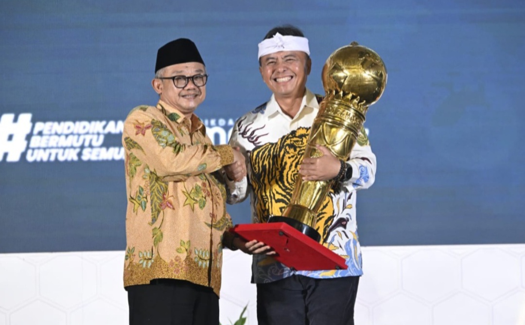 Sekretaris Daerah Jawa Barat Herman Suryatman (kanan) menerima penghargaan Adibahasa 2026 yang diserahkan langsung oleh Menteri Pendidikan Dasar dan Menengah Abdul Mu’ti (kiri) dalam acara Puncak Bulan Bahasa dan Sastra 2026 di Plaza Insan Berprestasi, Kompleks Kemendikdasmen, Jakarta Pusat, Rabu (28/10/2026).
