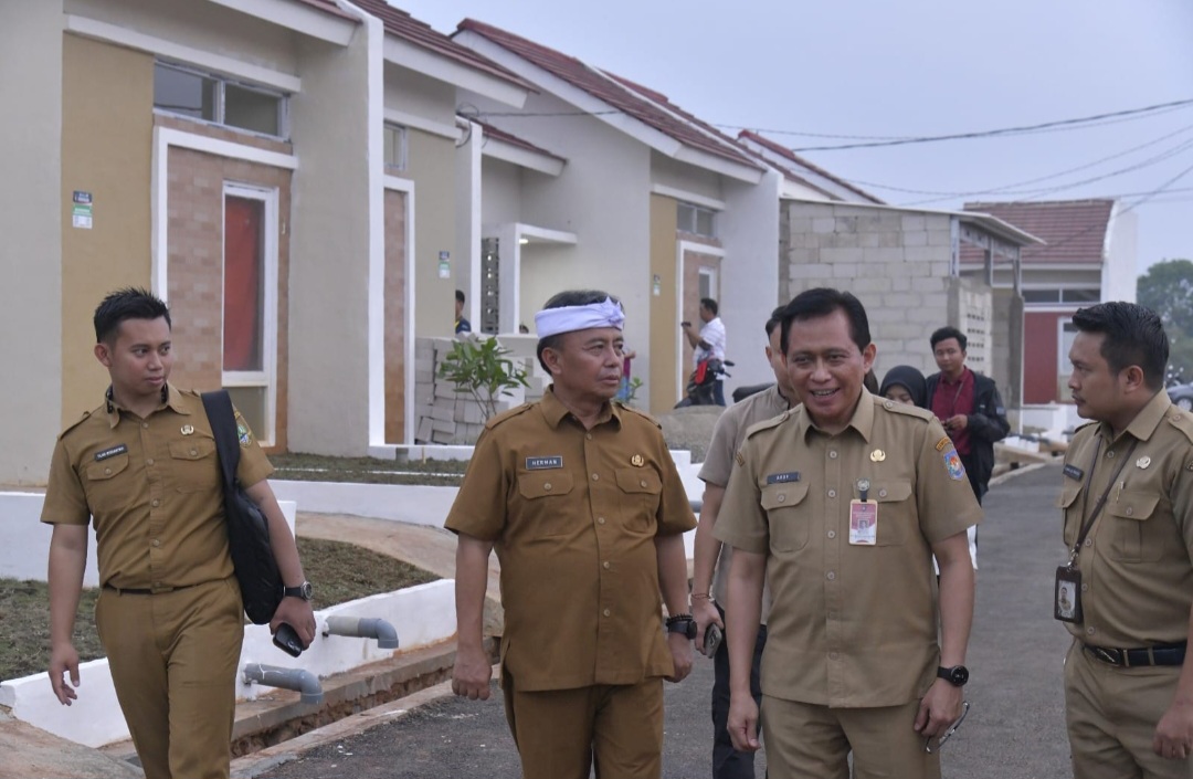 Sekretaris Daerah Provinsi Jawa Barat, Herman Suryatman meninjau kawasan rumah bersubsidi di Kabupaten Subang, Senin (5/10/2026). 