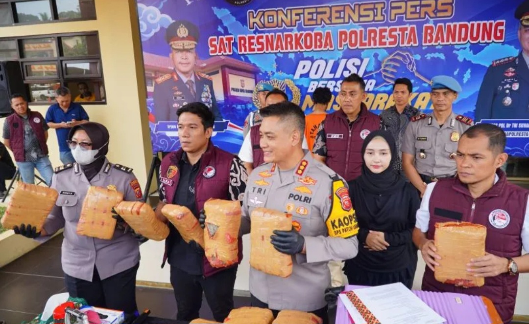 Kapolresta Bandung Kombes Pol Tri Suhartanto memberikan keterangan pers di Bandung, Jumat (30/10/2026). 