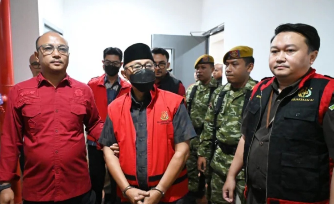 Kejati Jabar menahan Wakil Bupati Indramayu Syaefudin. Statusnya pun dinaikkan menjadi tersangka dalam kasus korupsi.