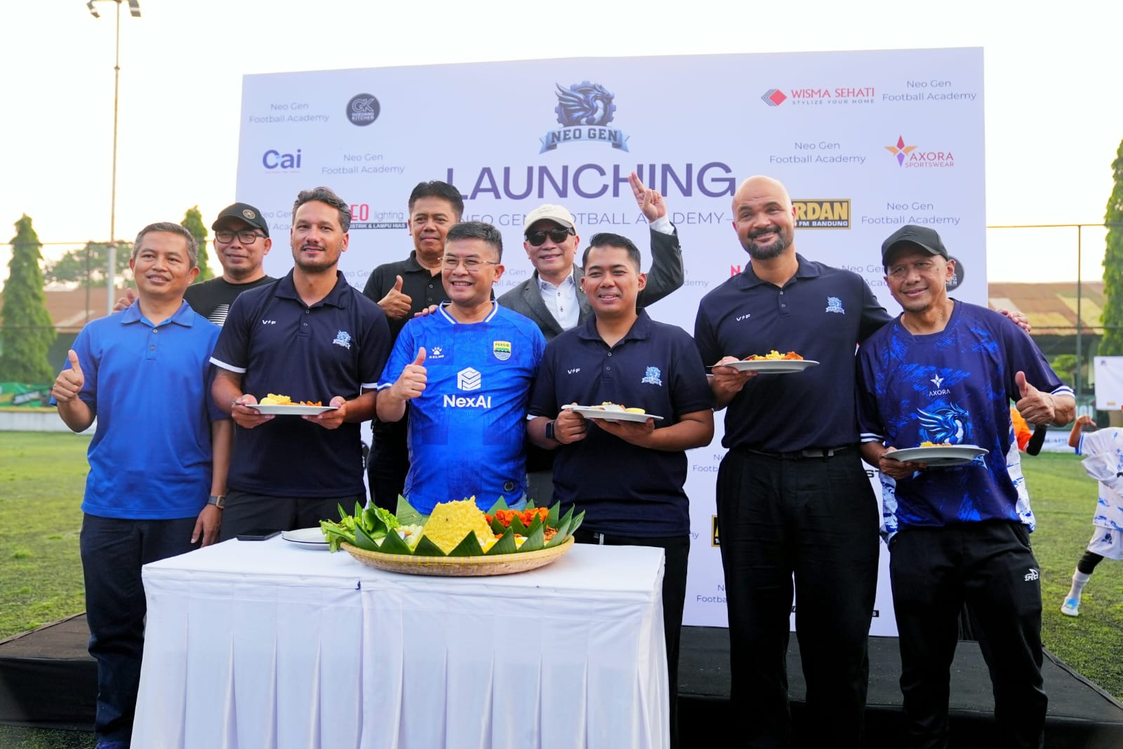 Wakil Gubernur Jawa Barat Erwan Setiawan (tengah mengenakan jersey biru Persib) bersama para pendiri dan pengurus saat prosesi potong tumpeng dalam peluncuran Neo Gen Football Academy di Tarantula Soccer Field, Jalan Salak, Kota Bandung, Sabtu (10/10/2026). 