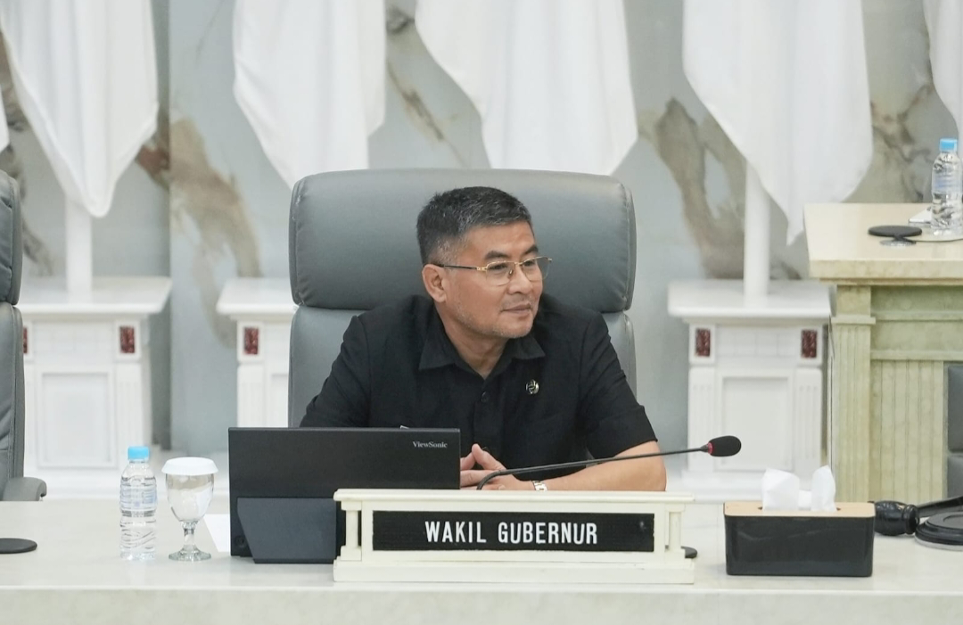 Wakil Gubernur Jawa Barat Erwan Setiawan menghadiri Rapat Paripurna DPRD Jawa Barat bersama Pimpinan DPRD Jabar di Gedung DPRD Jabar, Kota Bandung, Jumat (30/10/2026).